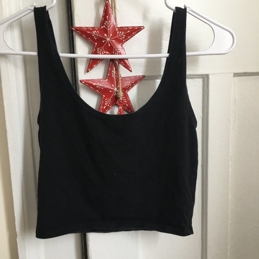 simple black cropped yoga tank